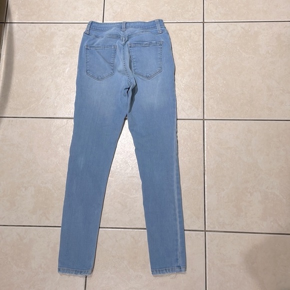 Arizona Jean Co Light Wash Distressed Skinny Ankle Blue Jeans Size 3 - Picture 2 of 6